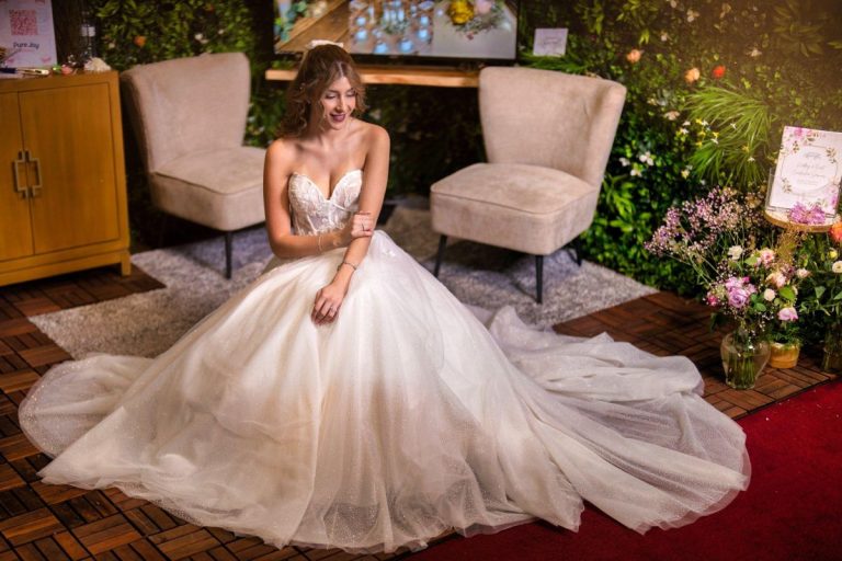 Perfect blonde bride looks for 2025 768x512